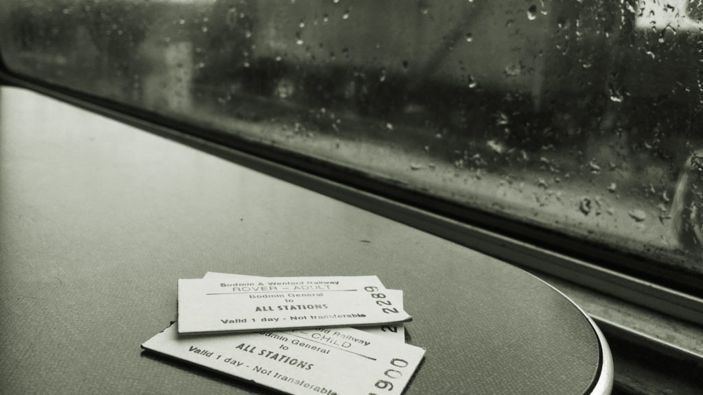 Stilechte Fahrkarten aus Pappe im Dampfzug von Bodmin General Station in die Umgebung.