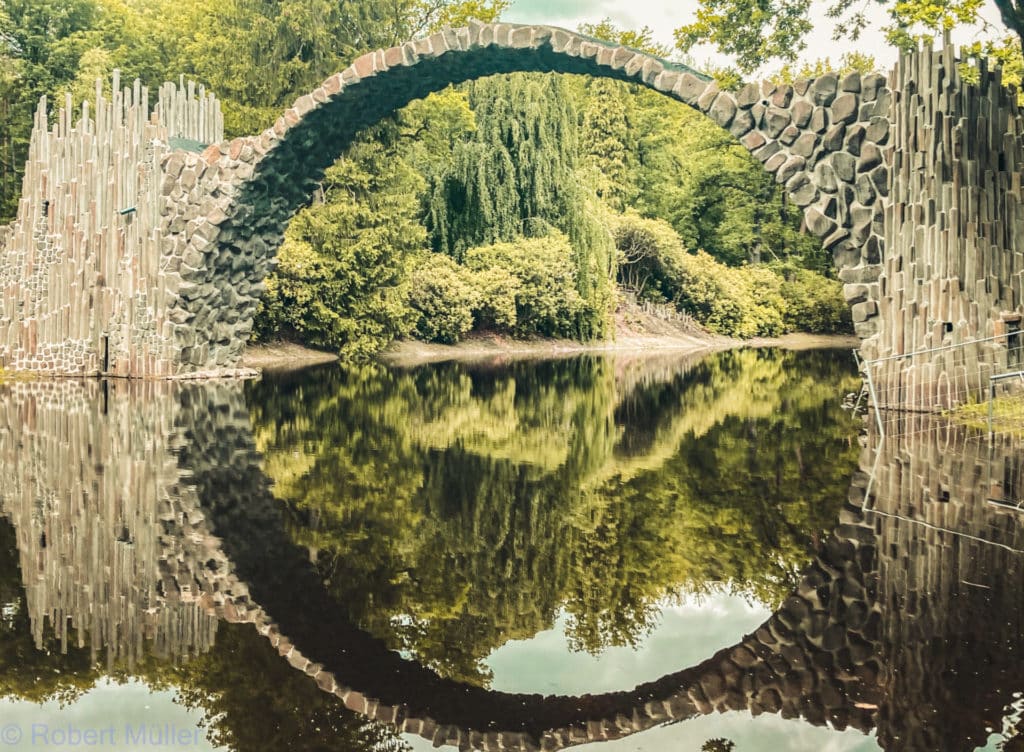 Unzählige Fotografen versuchen die perfekte und ganz einzigartige Perspektive des Spiegelbilds der Brücke zu erhaschen.