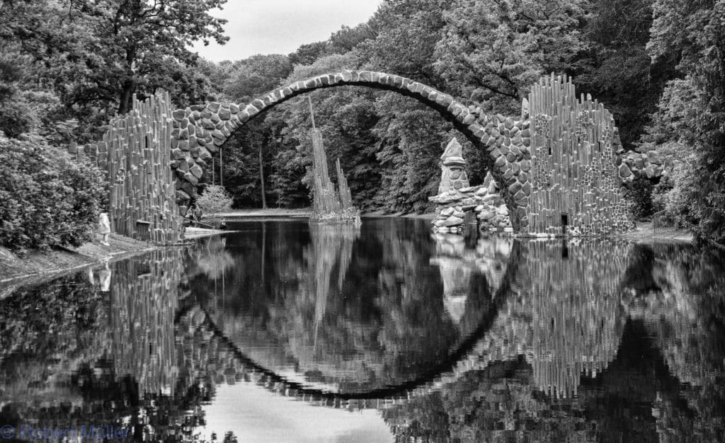 Sie ist eine der am häufigsten fotografierten Brücken Sachsens - Die Rakotzbrücke, im Volksmund Teufelsbrücke genannt.